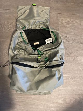 Mochila gris y verde Green Coast