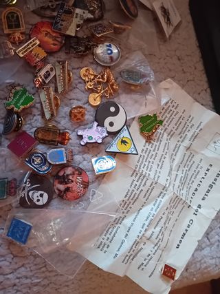 Lote Pins e Insignias Variadas