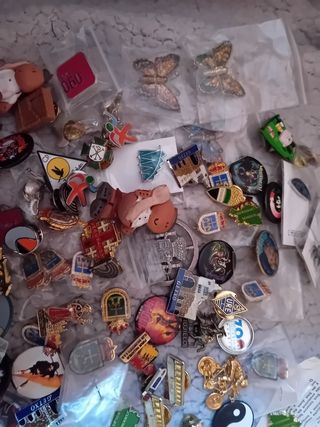 Lote Pins e Insignias Variadas