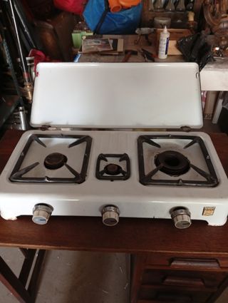 ANTIGUA COCINA DE BUTANO PORTÁTIL TIPO MALETA.