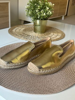 Alpargatas planas doradas