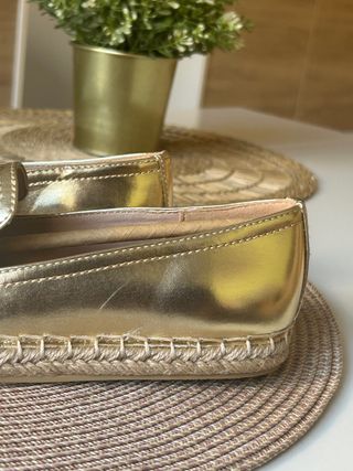 Alpargatas planas doradas