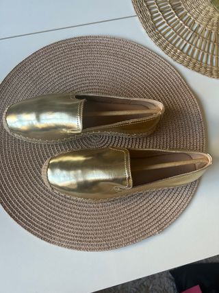 Alpargatas planas doradas