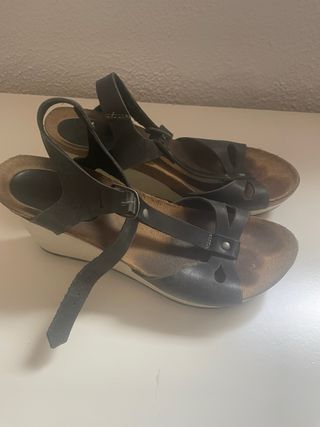 Sandalias cuña negras piel