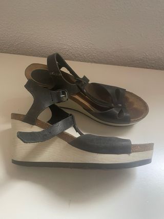 Sandalias cuña negras piel