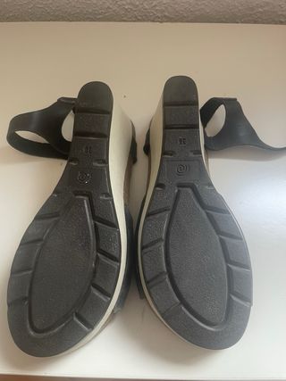 Sandalias cuña negras piel