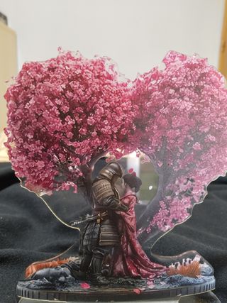 Figura samurái en un cerezo