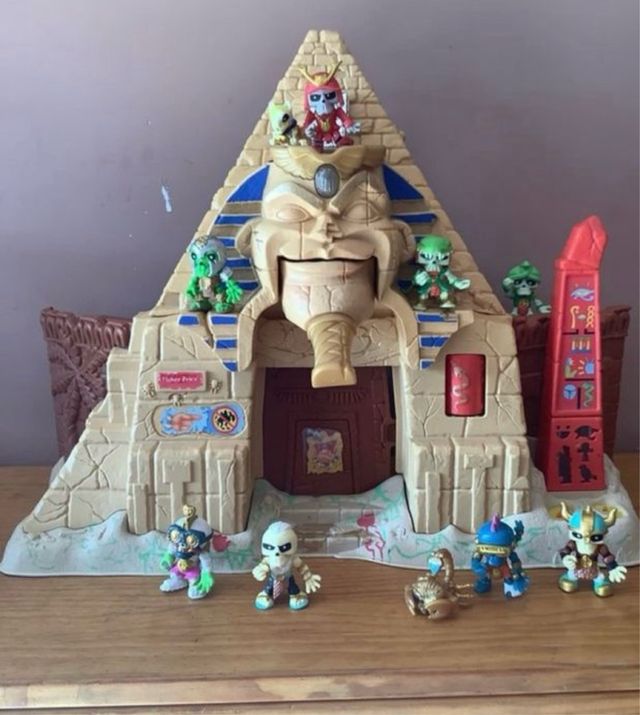 Lote de juguete piramida y cajas guerreros