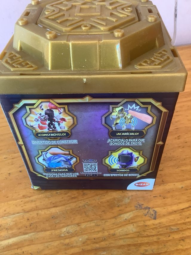Lote de juguete piramida y cajas guerreros