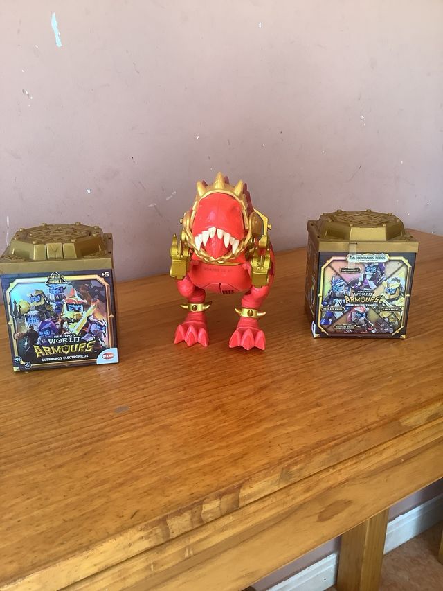 Lote de juguete piramida y cajas guerreros