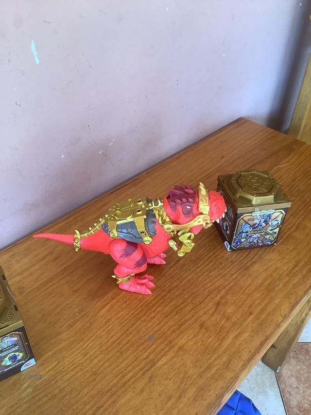 Lote de juguete piramida y cajas guerreros