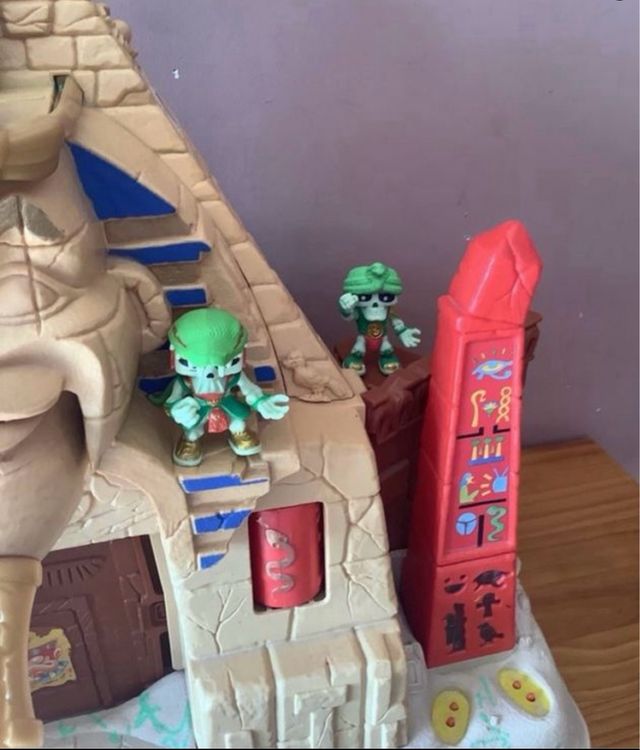 Lote de juguete piramida y cajas guerreros