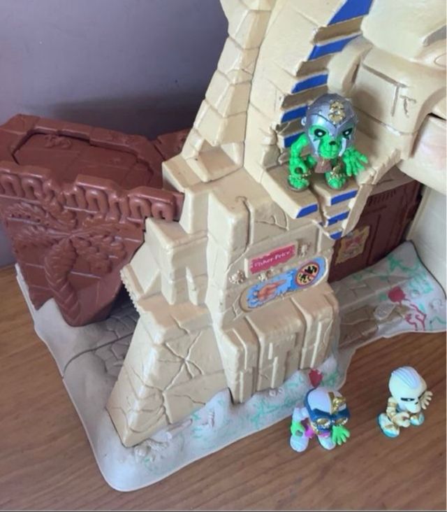 Lote de juguete piramida y cajas guerreros