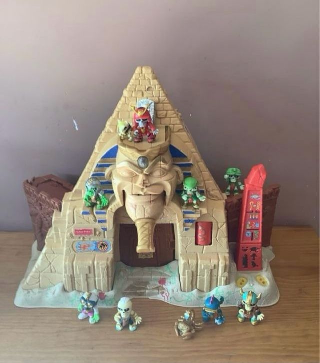 Lote de juguete piramida y cajas guerreros