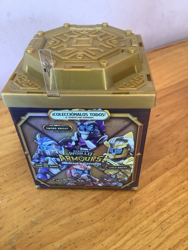 Lote de juguete piramida y cajas guerreros
