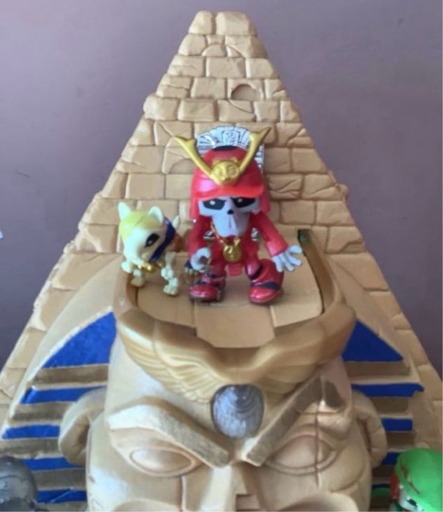 Lote de juguete piramida y cajas guerreros