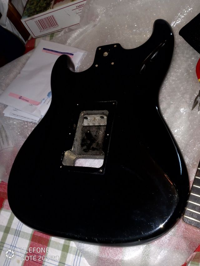 Guitarra eléctrica negra