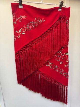 Manton rojo bordado