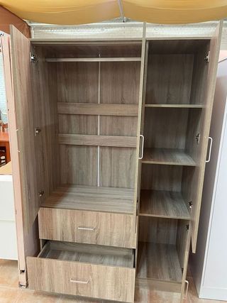 ARMARIO TRES PUERTAS Y ESPEJO INCLUIDO