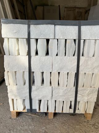 Piedra escarfilada Caliza Capri Crema Levante y Blanco Macael