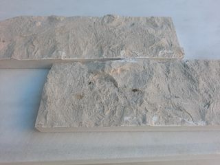 Piedra escarfilada Caliza Capri Crema Levante y Blanco Macael