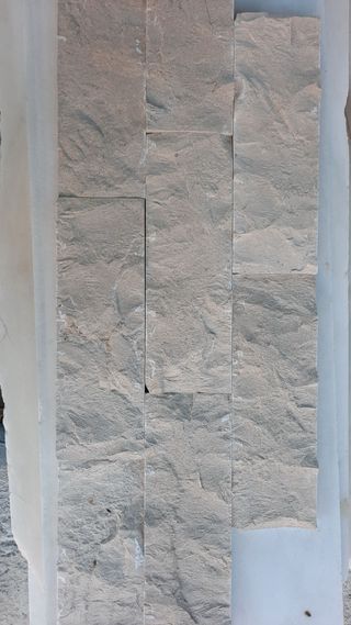 Piedra escarfilada Caliza Capri Crema Levante y Blanco Macael