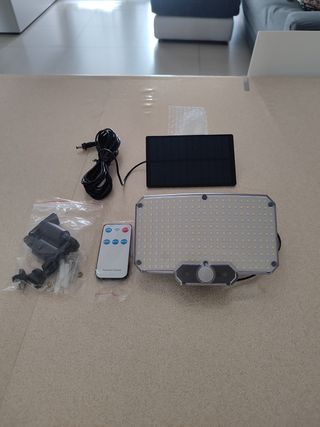 Faretto led con pannello solare