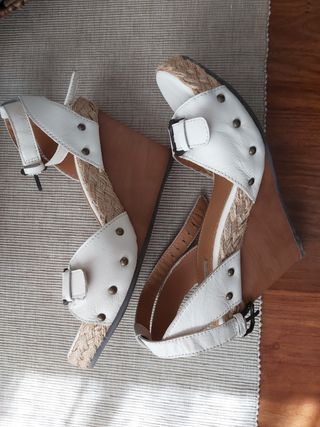 Zapatos cuña blancos