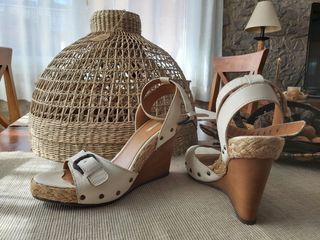 Zapatos cuña blancos