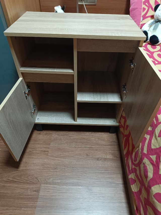 Mueble auxiliar de madera beige