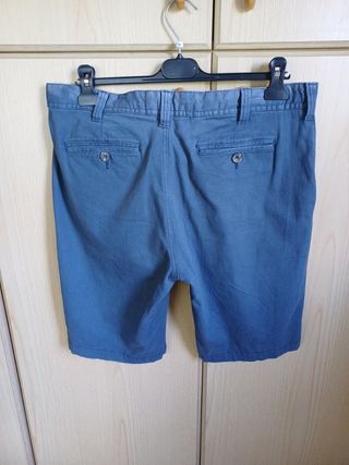 Pantaloni corti.