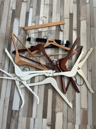 15 Perchas madera - blancas y marrones