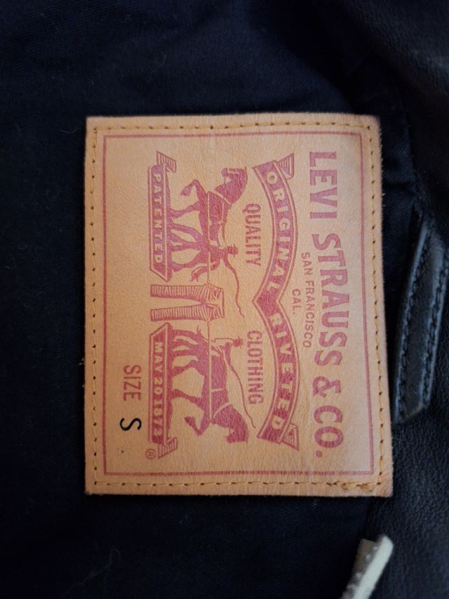 Chaqueta Levis cuero trucker, talla S,como nueva.