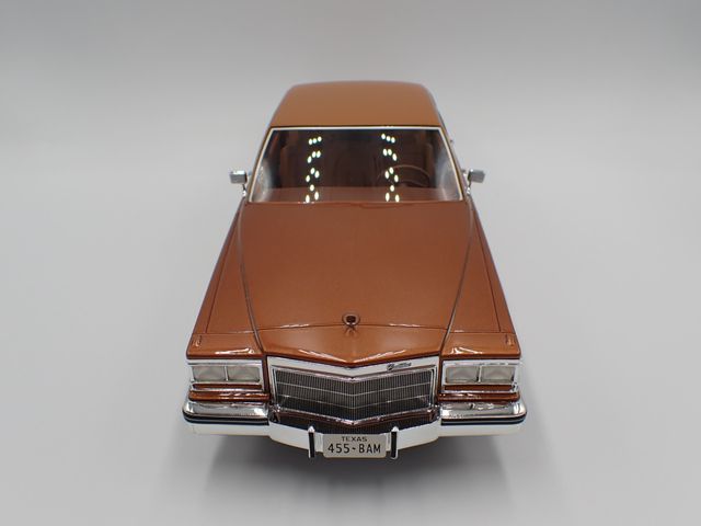1/18 Cadilllac Fleetwood Brougham 1st Gen 1982 BoS