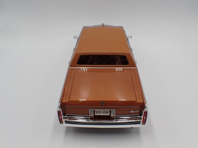 1/18 Cadilllac Fleetwood Brougham 1st Gen 1982 BoS