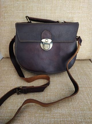 Bolso bandolera marrón. De cuero auténtico.