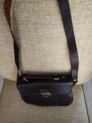Bolso bandolera marrón. De cuero auténtico.