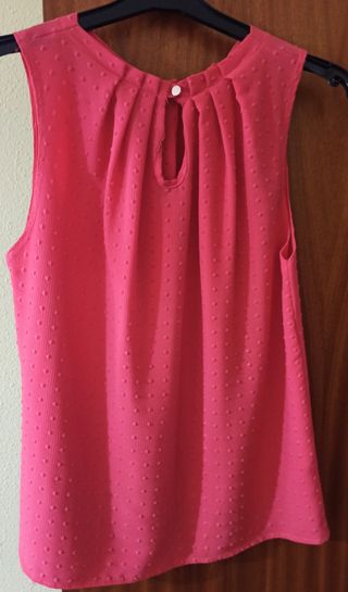Blusa sin mangas.