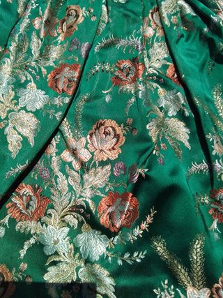 Traje regional de seda