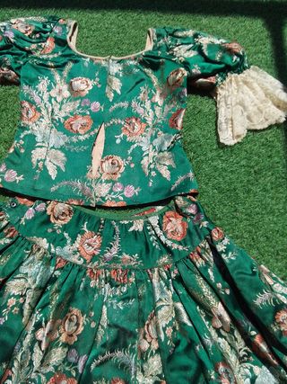 Traje regional de seda