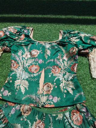 Traje regional de seda