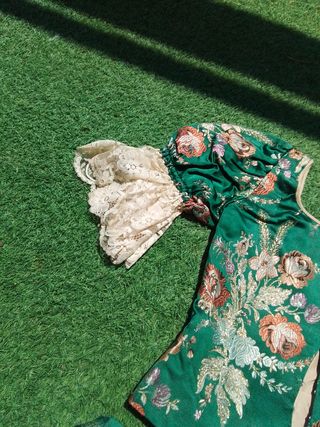 Traje regional de seda