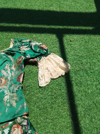 Traje regional de seda