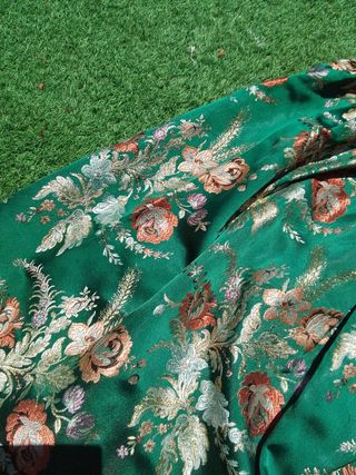 Traje regional de seda