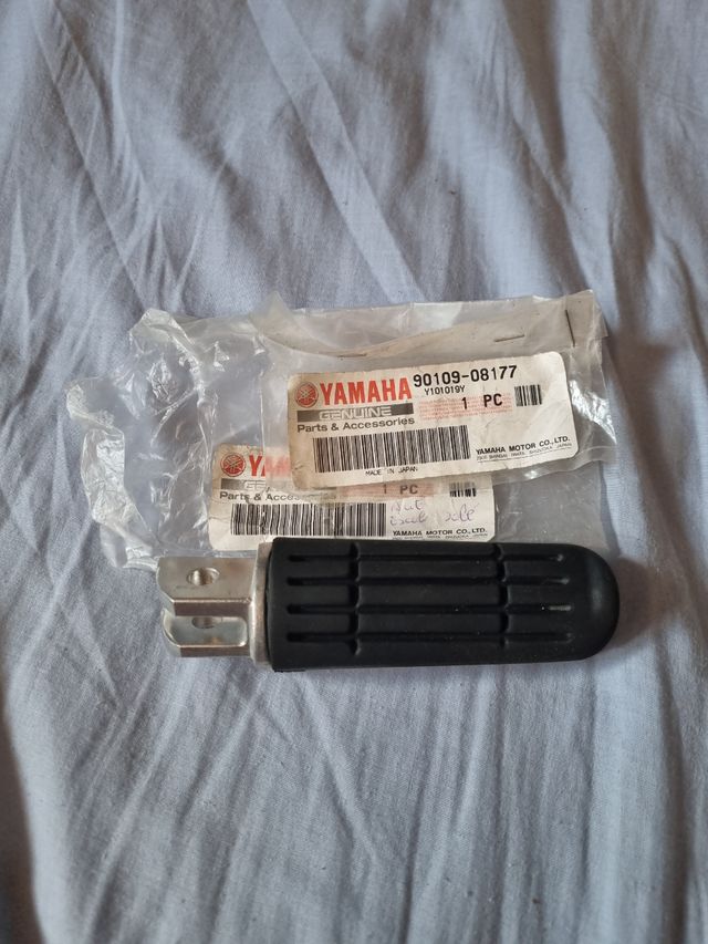 Estriberas Yamaha FZ6N - Reposapiés