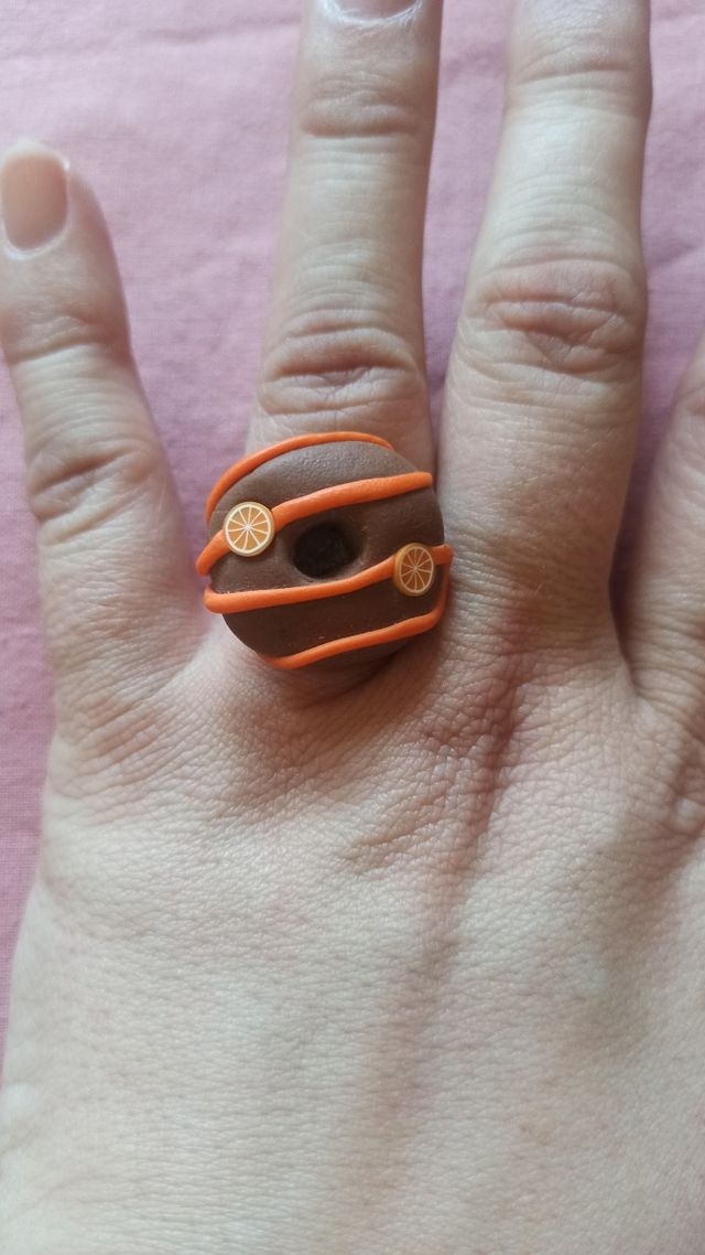 Anillo donut rosquilla con naranja.