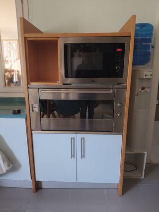 Cocina grande lacada con silestone verde