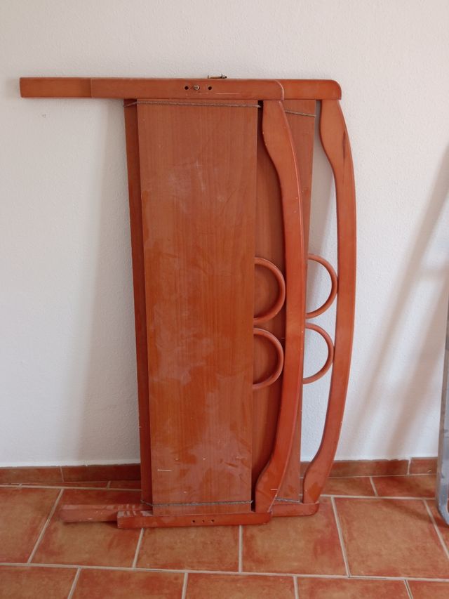 Cama madera y metal marrón