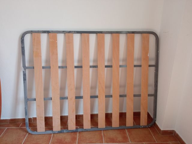Cama madera y metal marrón