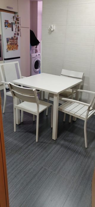 ÚRGE Mesa Comedor + 4 sillas blancas